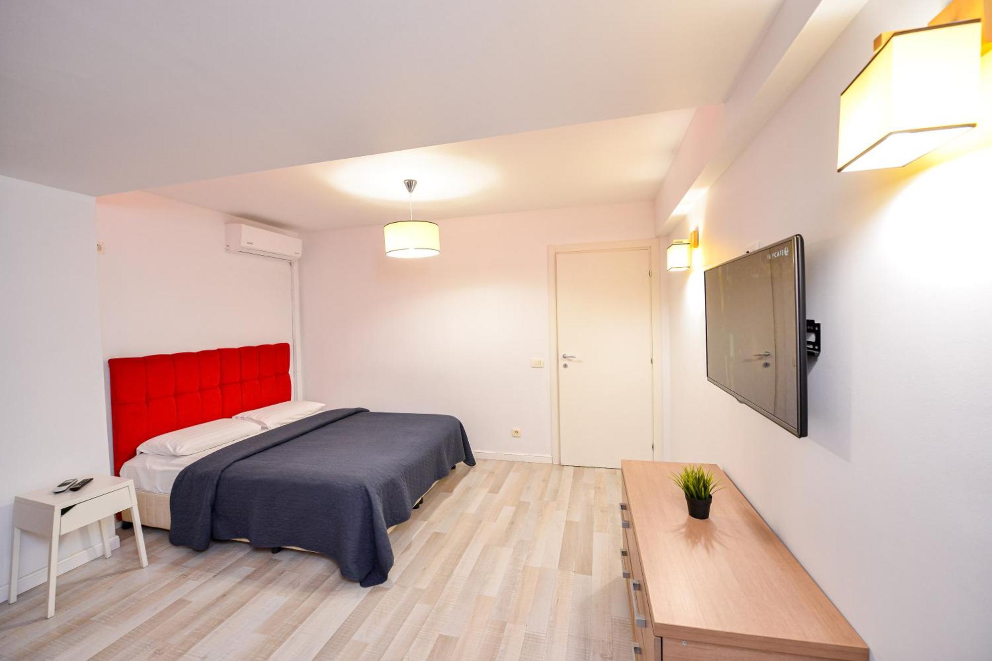 Dracula Adventure Tours Accommodation Букурещ Екстериор снимка