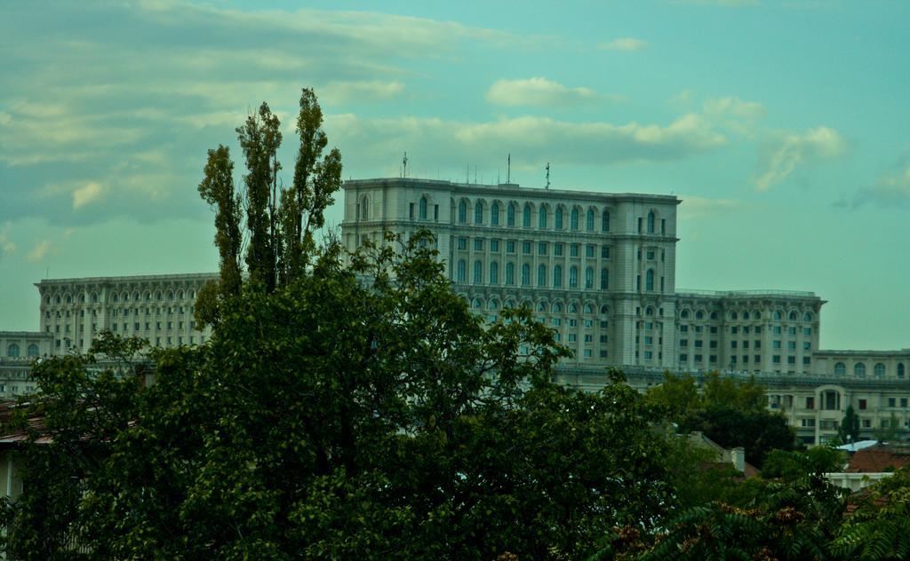 Dracula Adventure Tours Accommodation Букурещ Екстериор снимка